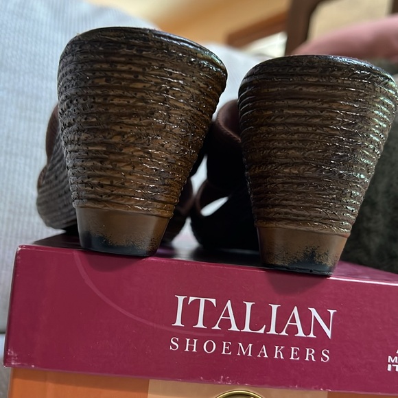 Italian Shoemakers, Size 8.5, Brown Wavy Style Wedge Sandal - Picture 4 of 5